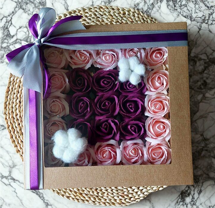 Rozes dāvanu kastē 25